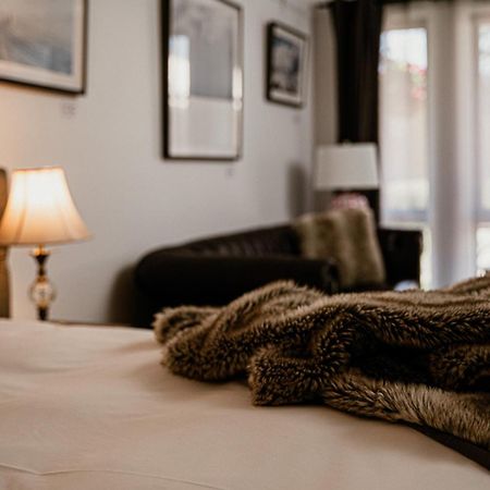 Daylesford Art Motel Bagian luar foto A bed with a throw