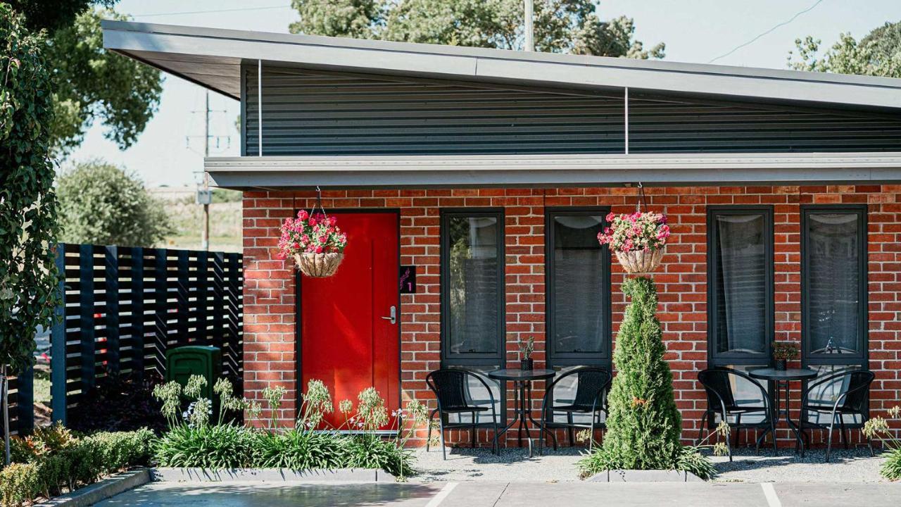 Daylesford Art Motel Bagian luar foto The exterior of the house