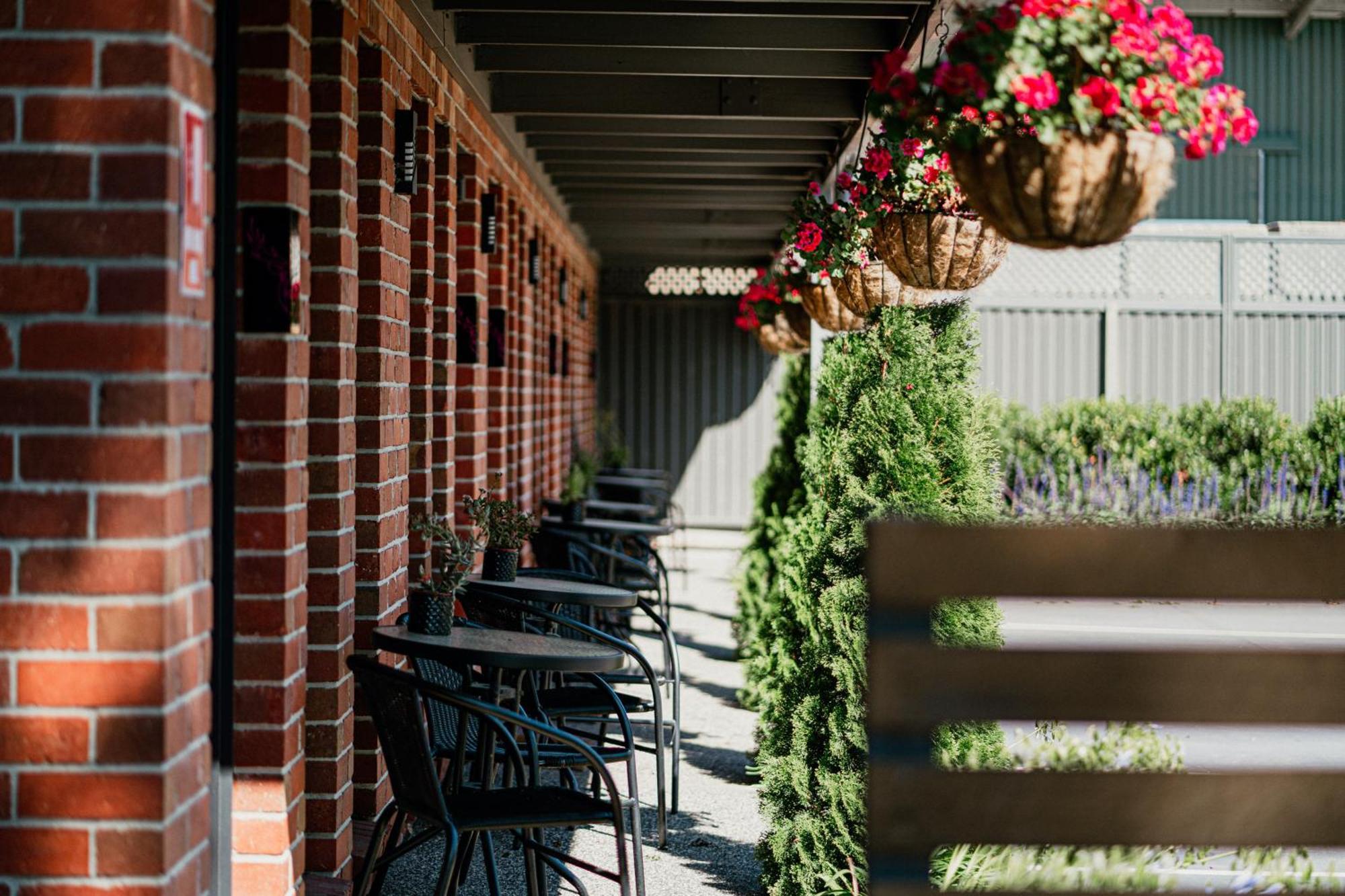Daylesford Art Motel Bagian luar foto The patio at the 1906