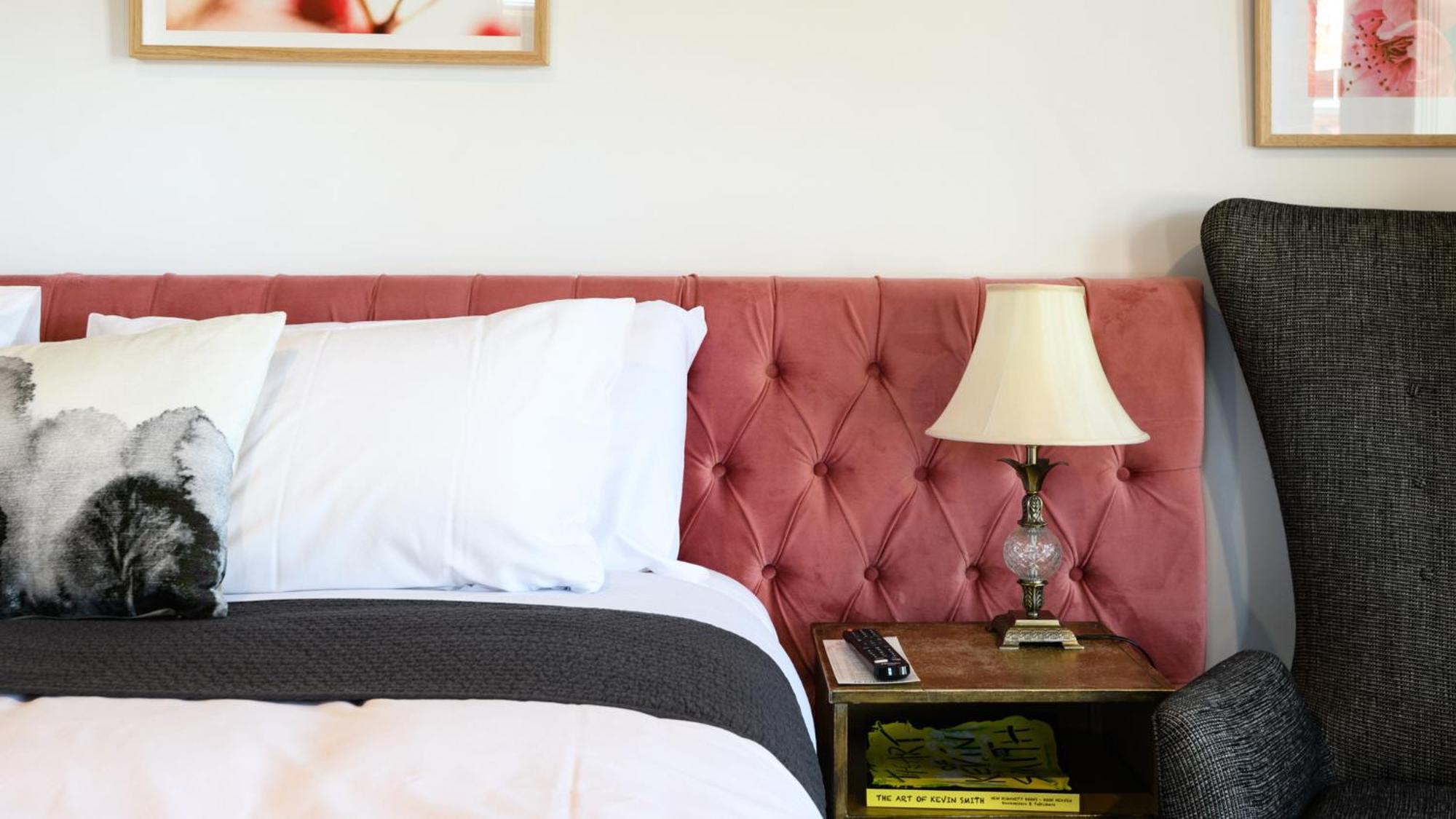 Daylesford Art Motel Bagian luar foto A bed with a tufted headboard