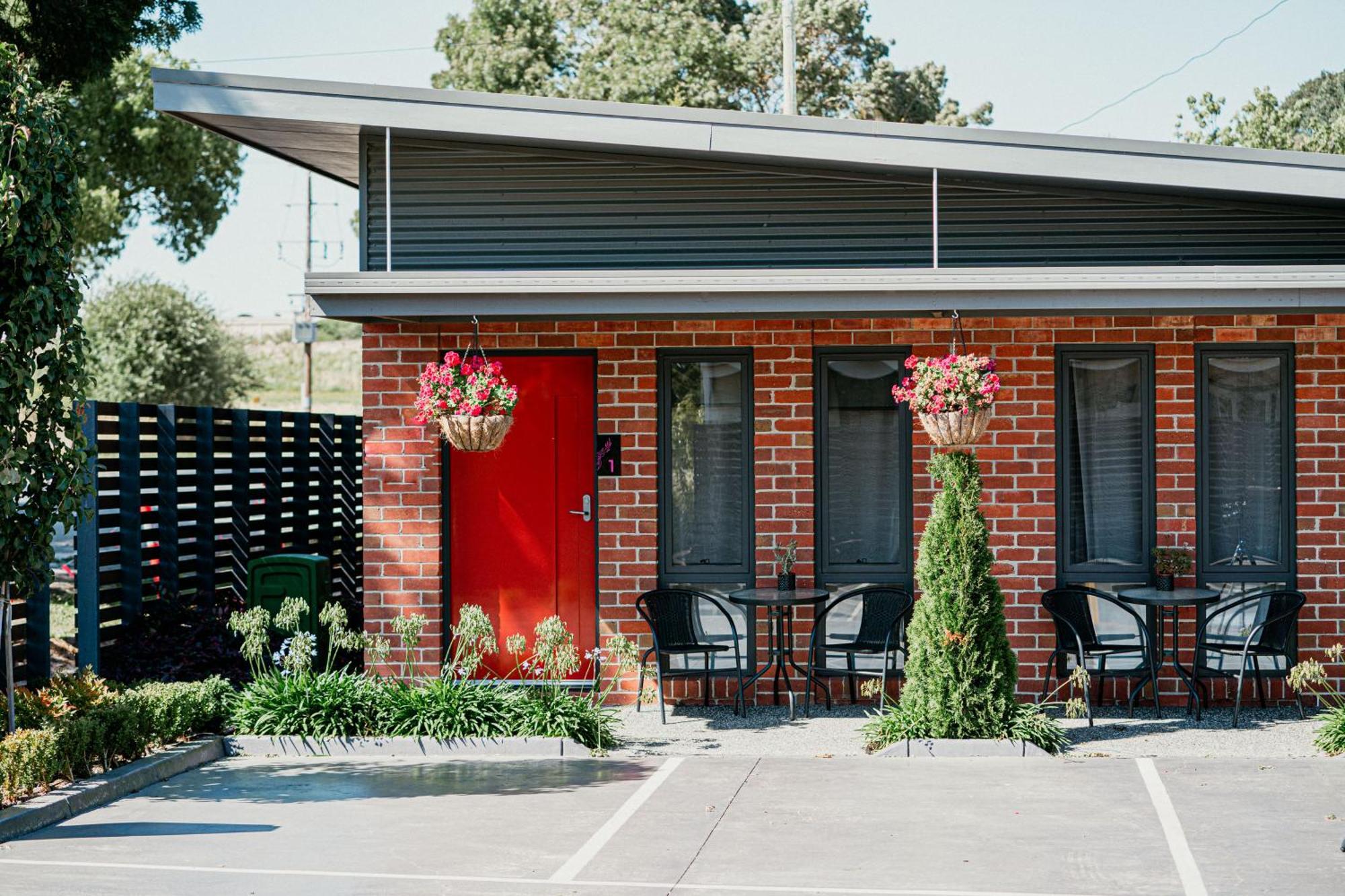 Daylesford Art Motel Bagian luar foto The exterior of the motel