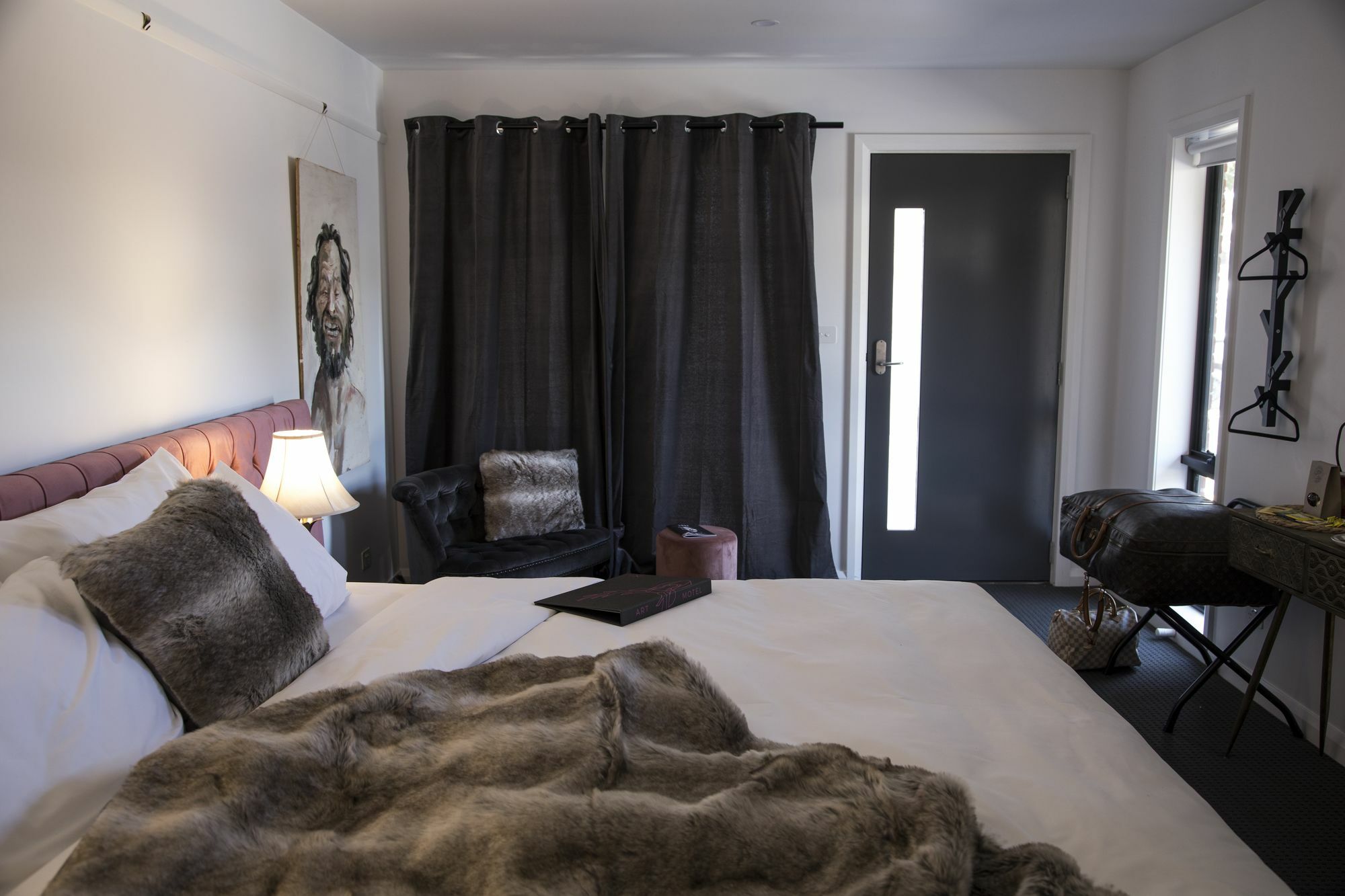 Daylesford Art Motel Bagian luar foto A bedroom at the hotel