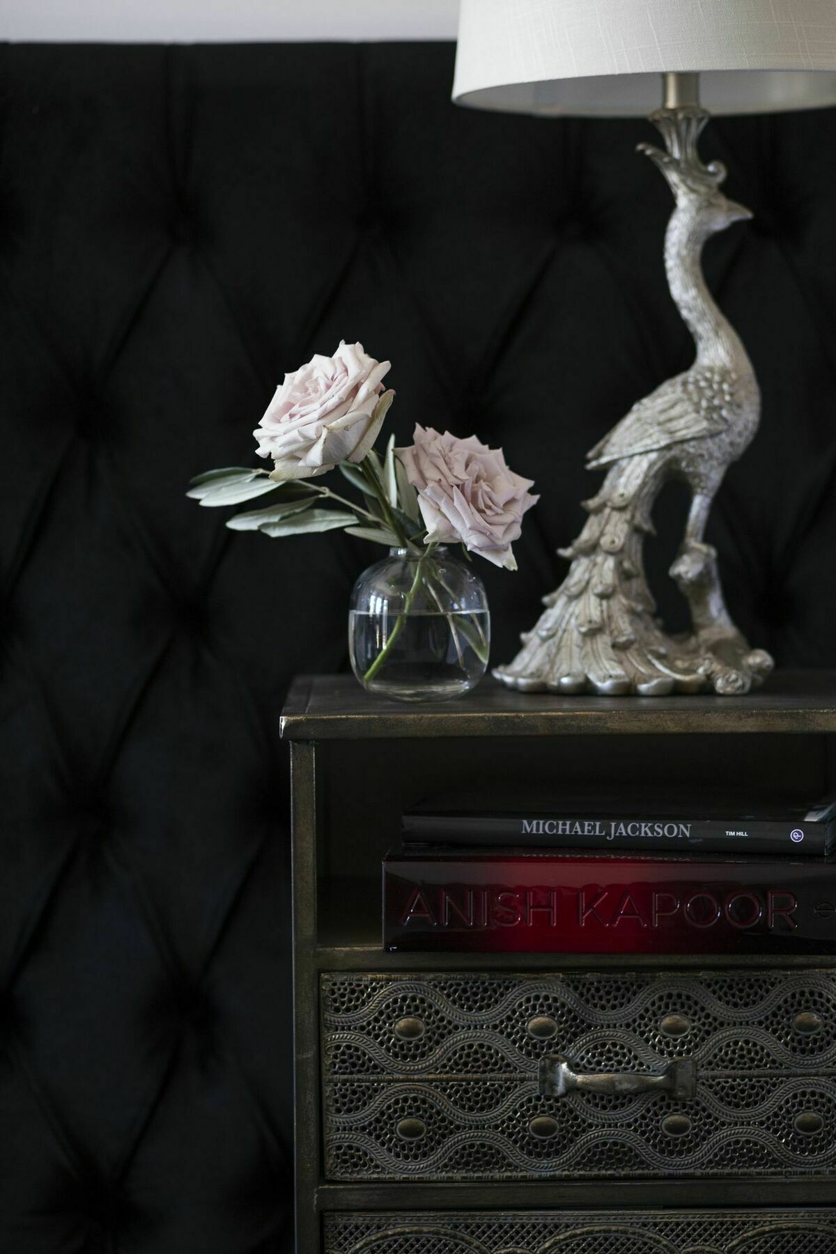 Daylesford Art Motel Bagian luar foto A vase of flowers